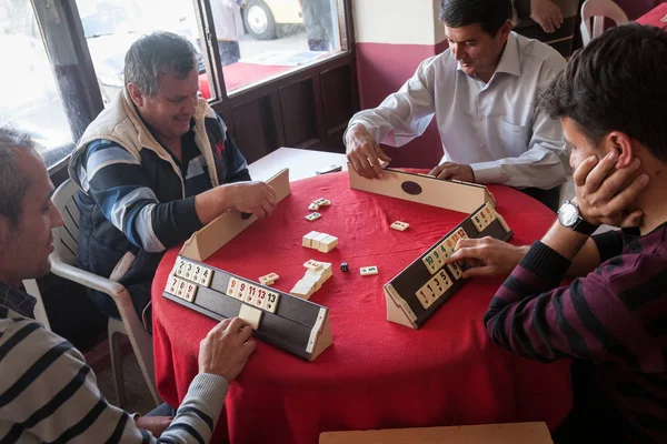 Homens turcos locais jogando muito jogo de mesa Okey, ou rummikub, em — Fotografia de Stock