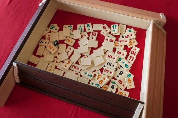 사람들이 재생 인기 논리 테이블 게임 rummikub 로열티 프리 스톡 사진