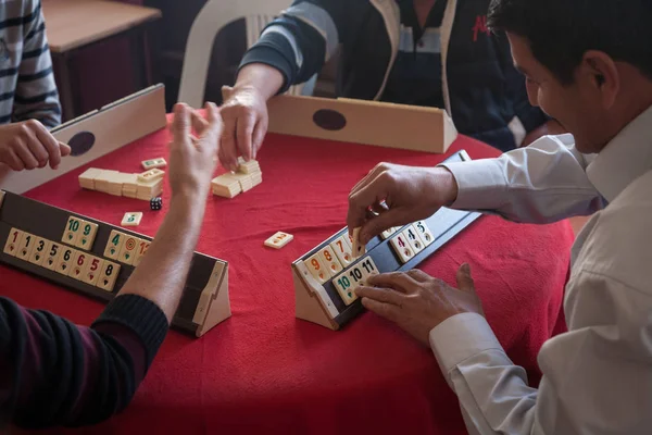 매우 재생 로컬 터키 남자에 게임 좋아요, 또는 rummikub, 테이블 스톡 사진