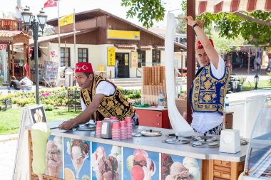 Türkiye Erkekler bir sokakta geleneksel Türk dondurma satan 