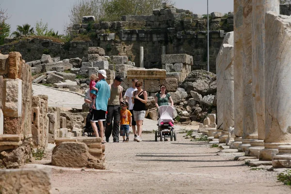 La gente explora antiguas ruinas romanas en Side, Turquía — Foto de Stock