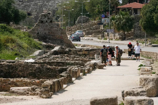 La gente explora antiguas ruinas romanas en Side, Turquía — Foto de Stock