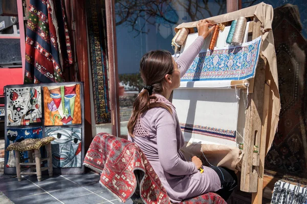 Mulher turca tecendo tradicionais caprets turcos artesanais em um — Fotografia de Stock