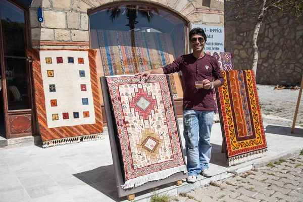 Τουρκική άνθρωπος που πωλούν παραδοσιακά χειροποίητα τουρκικά χαλιά σε ένα st — Φωτογραφία Αρχείου