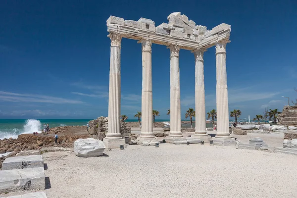 Människor utforska antika romerska ruinerna av Apollontemplet i Side, Tur — Stockfoto