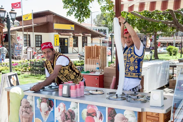 터키 남자에 거리에 전통적인 터키 아이스크림 판매 — 스톡 사진