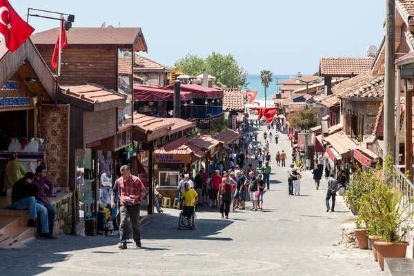 Turisti esplorare strada souvenir vicino antiche rovine romane a Sid — Foto Stock