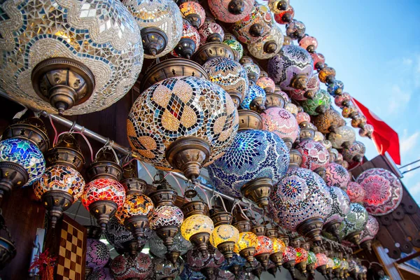 Lámparas turcas orientales tradicionales hechas de vidrio de color fron — Foto de Stock