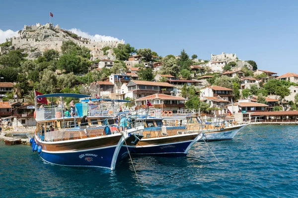Ταξίδια σκάφη αγκυροβολημένο στο λιμάνι της Kaleköy της Ίμβρου (το Simena), — Φωτογραφία Αρχείου