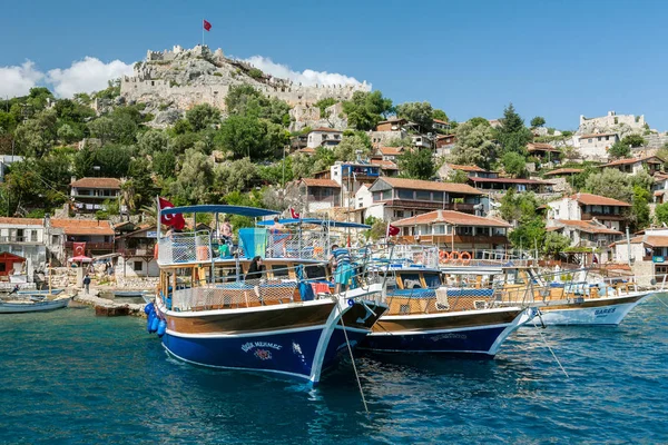 Ταξίδια σκάφη αγκυροβολημένο στο λιμάνι της Kaleköy της Ίμβρου (το Simena), — Φωτογραφία Αρχείου