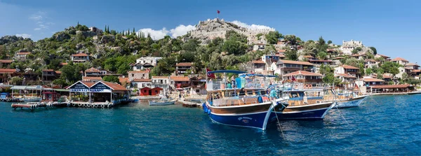 Panoramisch uitzicht op de haven met dok jachten en reizen boten — Stockfoto