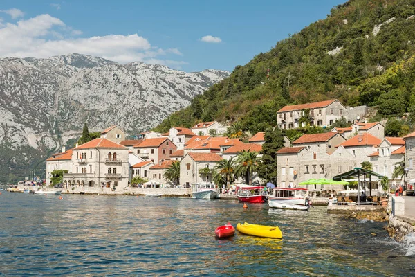 Promenade in der nähe von museum in beliebten ferienort perast, montenegro — Stockfoto