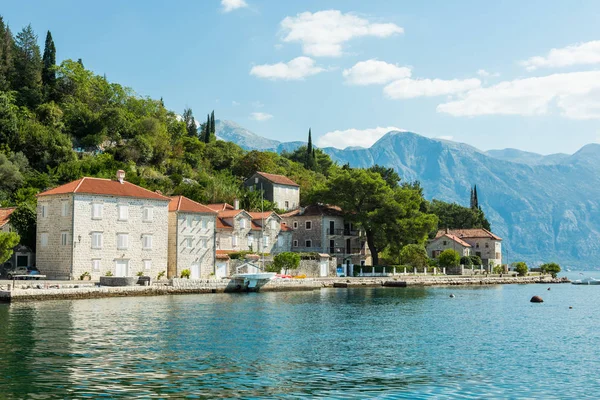 Teil einer Promenade der beliebten Erholungsort Perast, Montenegro — Stockfoto