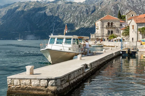 Barco de viagem ancorado em um cais na cidade resort Perast, Montenegro — Fotografia de Stock