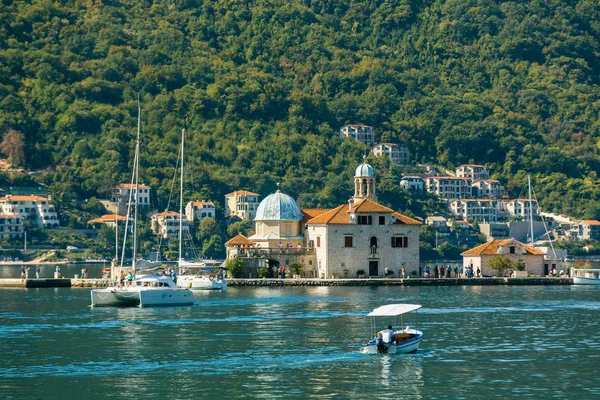 Onze Lieve Vrouwe van de rots eiland en de kerk in Perast, Montenegro — Stockfoto