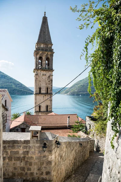 Zvon věž svatého Mikuláše kostel v Perast, Černá Hora — Stock fotografie