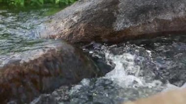 Taşlar arasında çalışan küçük bir nehir su