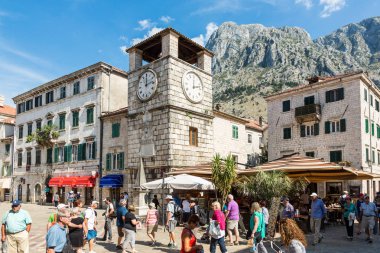 Kampana Saat Kulesi içinde ol, kare kol üzerinde yürüyen insanlar