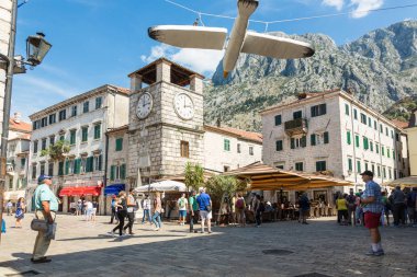 Kampana Saat Kulesi içinde ol, kare kol üzerinde yürüyen insanlar