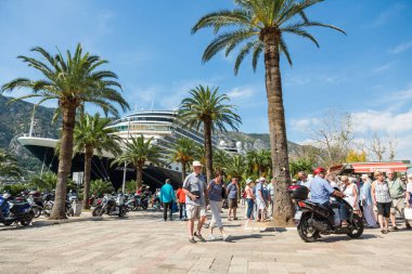 Bir Kotor Koyu'nun büyük yolcu gemilerine insanlardan eski t gitmek
