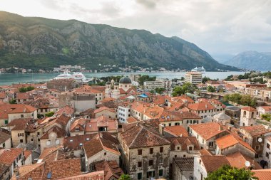 Bir Kotor Körfezi üzerinden Lovcen dağda eski şehir görünümünü çatılar