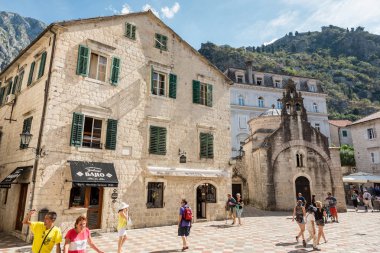 Bir kare, Ortodoks Kilisesi St. Sibel üzerinde yürüyen insanlar