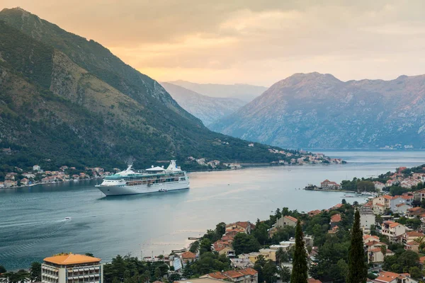 Baía de Kotor com um grande navio de cruzeiro na noite de Lovce — Fotografia de Stock