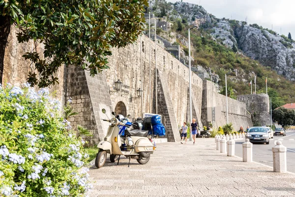 Menschen spazieren an den Festungsmauern um die Altstadt in Kotor, — Stockfoto