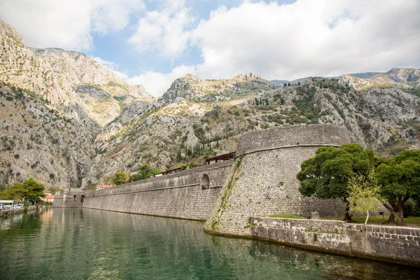 Murallas de la fortaleza alrededor del casco antiguo de Kotor, Montenegro — Foto de Stock