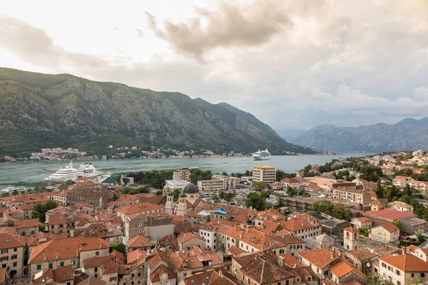 Uitzicht op oude stad daken in een baai van Kotor van Lovcen berg in — Stockfoto