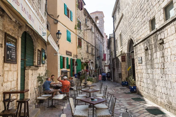 People hide in a shade of a narrow streets inside Stari Grad on — Stock Photo, Image