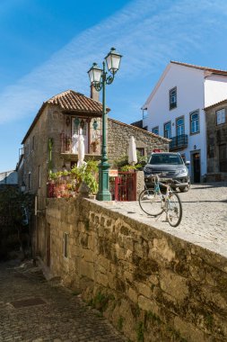 Bir küçük otel veya misafirhane dar bir sokak Monsanto üzerinde görüntüleyin