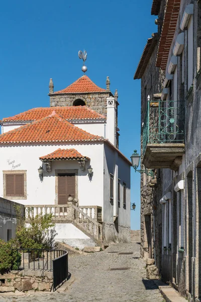 Häuser und enge historische Gassen in Monsanto-Dorf, Portugal — Stockfoto