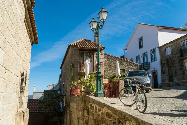 Vista de un pequeño hotel o casa de huéspedes en una calle estrecha Monsanto —  Fotos de Stock