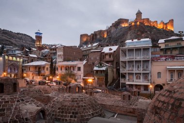 Abanotubani, eski ilçe Tb sülfür banyoları görünümünü akşam