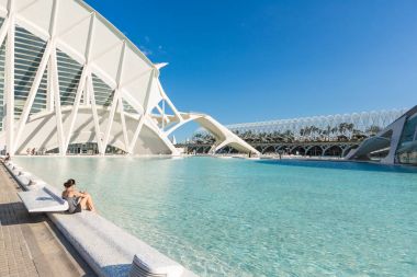 Genç kadın bir havuzda sanat ve sciencies kenti yakınlarında duruyor 