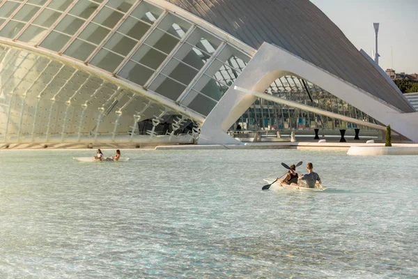 Gente navegando barcos de cristal en una piscina en la ciudad de las artes y la ciencia — Foto de Stock