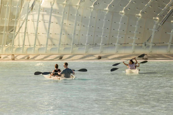 Gente navegando barcos de cristal en una piscina en la ciudad de las artes y la ciencia — Foto de Stock