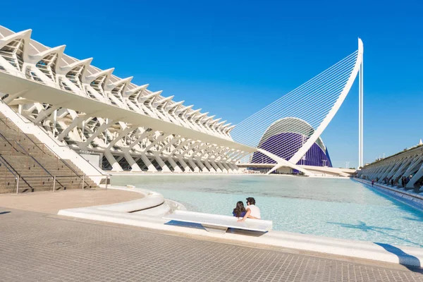 Pareja joven se relaja en la piscina con vistas a Oceanografic en — Foto de Stock