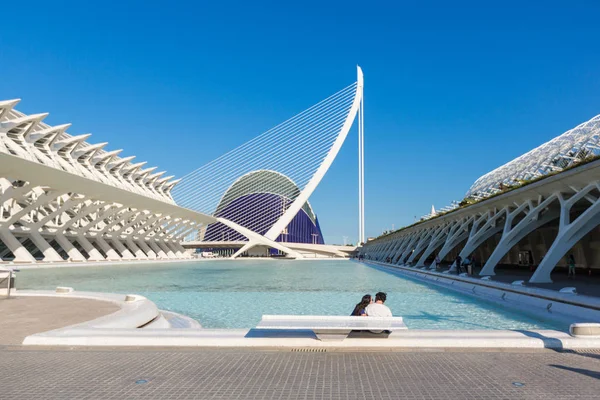 Pareja joven se relaja en la piscina con vistas a Oceanografic en — Foto de Stock