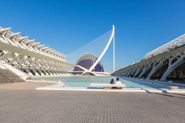 Pareja joven se relaja en la piscina con vistas a Oceanografic en — Foto de Stock