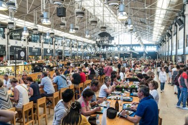 Masalarda oturan ve bir Mercado yerel yemek yeme insanlar 