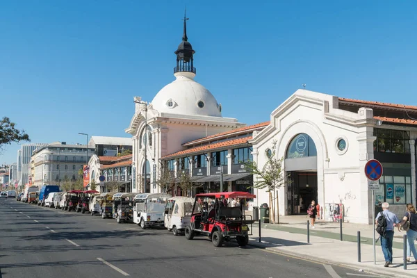 Ulice pohled Mercado Da Ribeira, nejoblíbenější jídlo místo v L — Stock fotografie