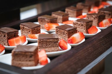 Küçük lezzetli çikolatalı kek için ce büfesi içinde kümesi