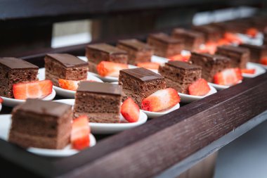 Küçük lezzetli çikolatalı kek için ce büfesi içinde kümesi