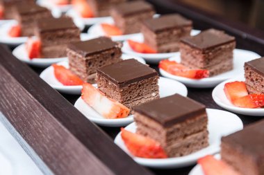 Küçük lezzetli çikolatalı kek için ce büfesi içinde kümesi