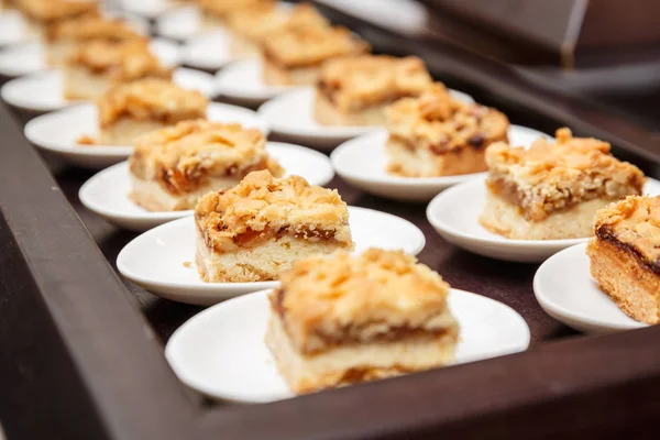 Conjunto de pequenos deliciosos bolos de maçã servidos em um buffet de celebridade — Fotografia de Stock