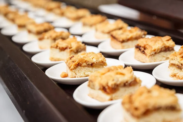 Uppsättning av små läckra apple kakor serveras i en buffé för celeb — Stockfoto