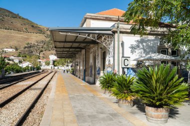 Eski bir tren bekleyen insanlar tren istasyonu Pinhao, P içinde