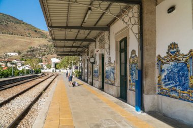 Eski bir tren bekleyen insanlar tren istasyonu Pinhao, P içinde